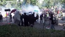 Hong Kong'da polis üniversite kampüsüne girmeye çalıştı, göstericiler ana girişi ateşe verdi