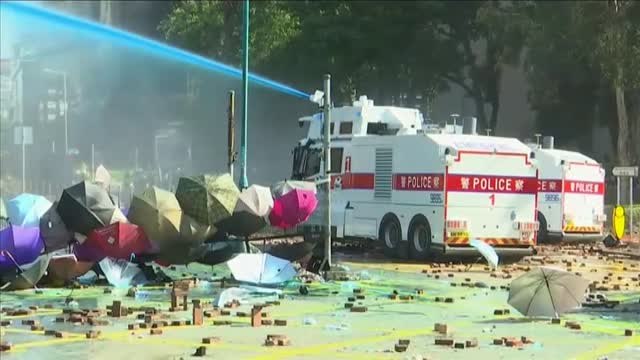 La Policía utiliza cañones de agua para dispersar nuevas protestas en Hong Kong