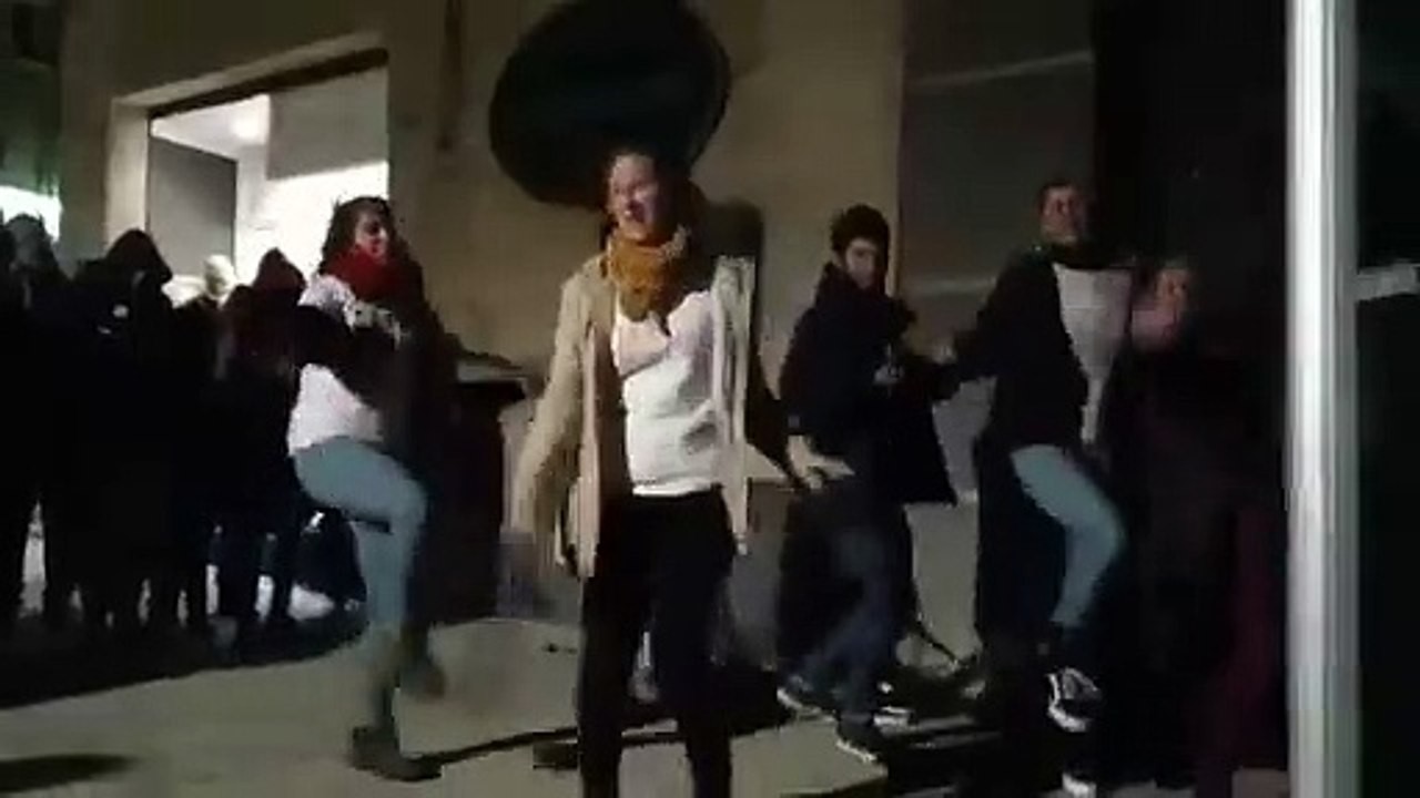 Catetos tractorianos hacen una coreografía con porras