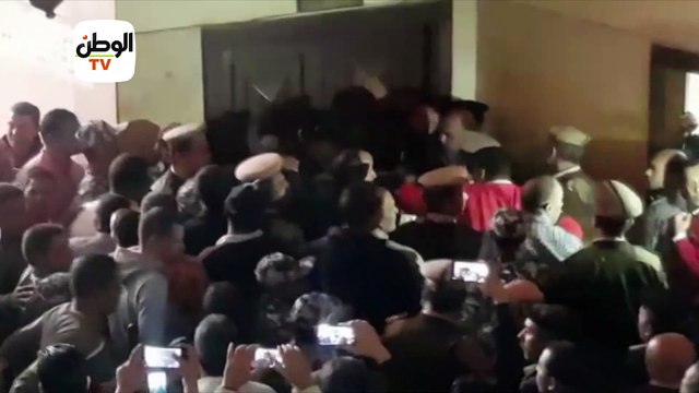 بالبدلة البيضاء.. لحظة وصول راجح المتهم بقتل شهيد الشهامة إلى المحكمة