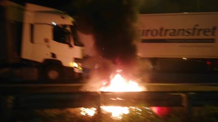 Hensies: les Gilets jaunes ont installé un barrage filtrant sur l'autoroute