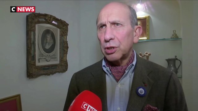 Gilets jaunes : une stèle vandalisée par des casseurs à Paris