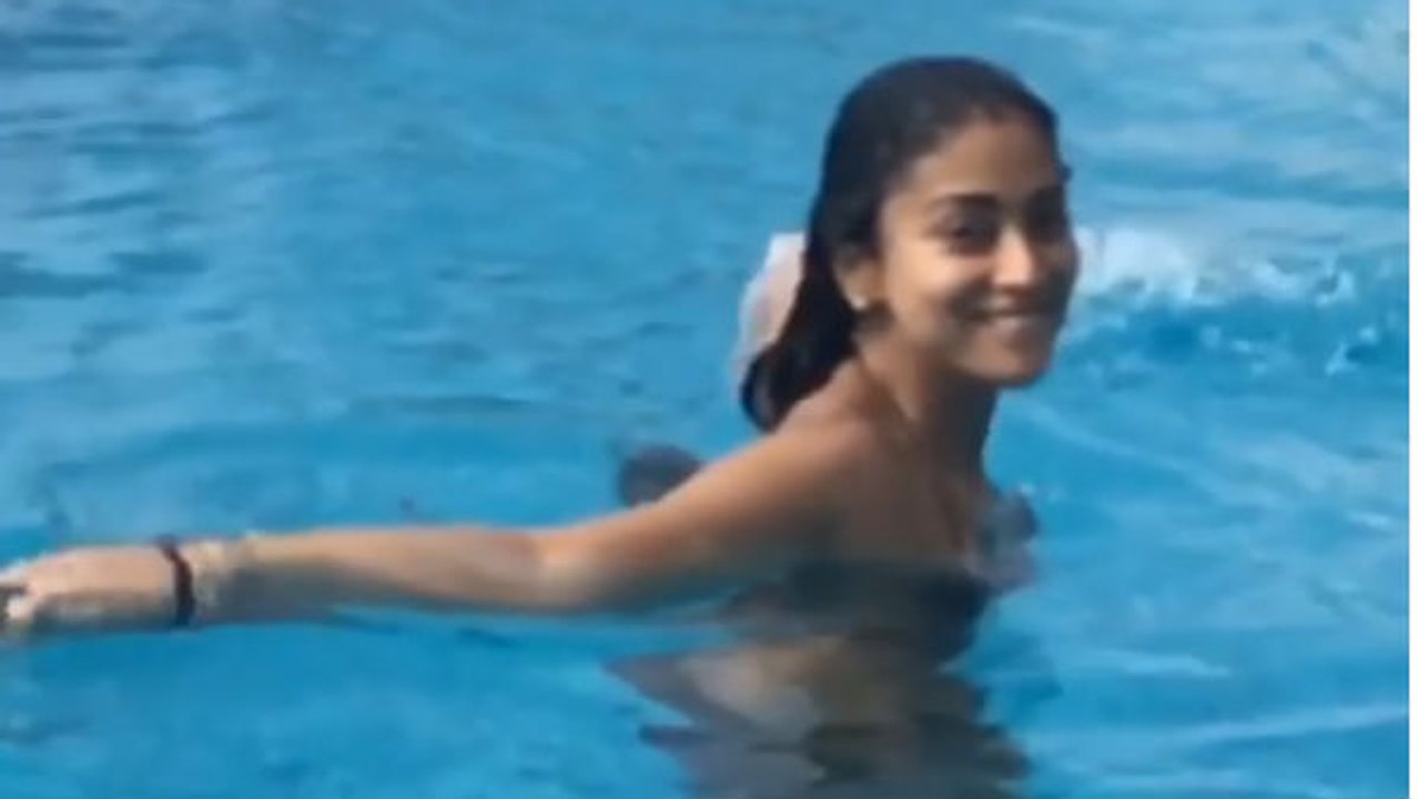 பிகினியில் நீச்சல் குளத்தில் குளித்த ஷ்ரேயா