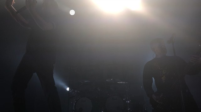 Mass Hysteria: « Tournez ! Et ramassez ceux qui tombent... »