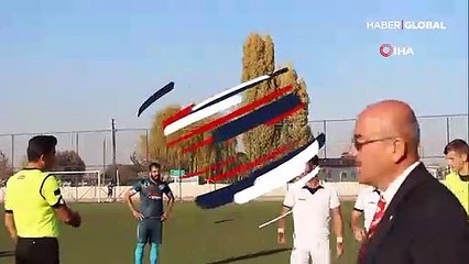 Kırmızı kartı gördü hakeme saldırdı!