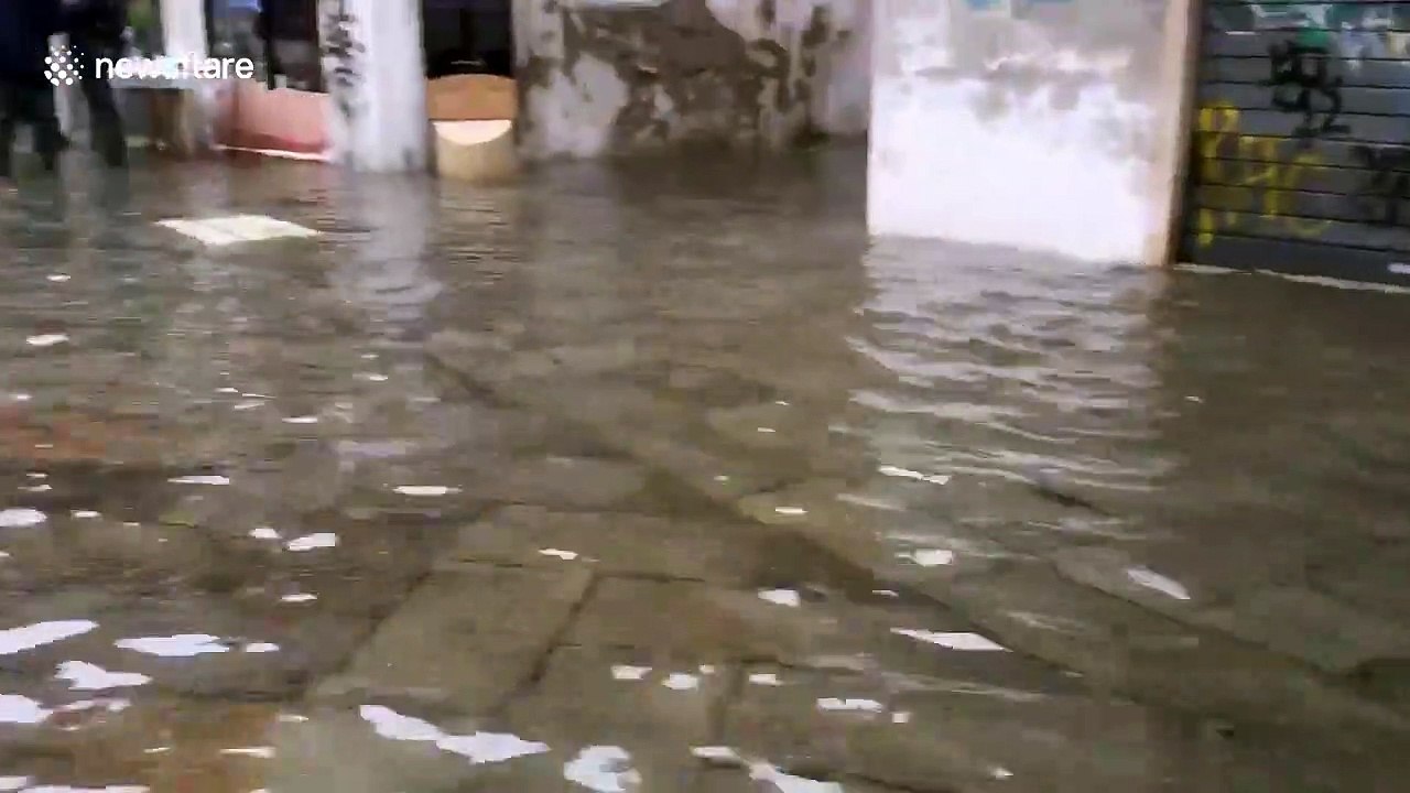 Venice underwater again as high tide brings fre...