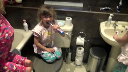 Sophia, Isabella e Alice - Brincando pela Casa