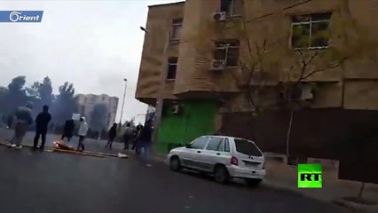 إيرانيون يرددون الموت لخامنئي