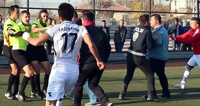 Kırmızı kart gördü, hakeme saldırdı