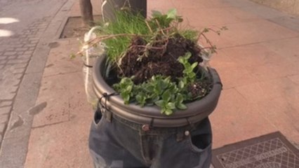 'El hombre de los pantalones' pone un toque verde a Madrid, reciclando