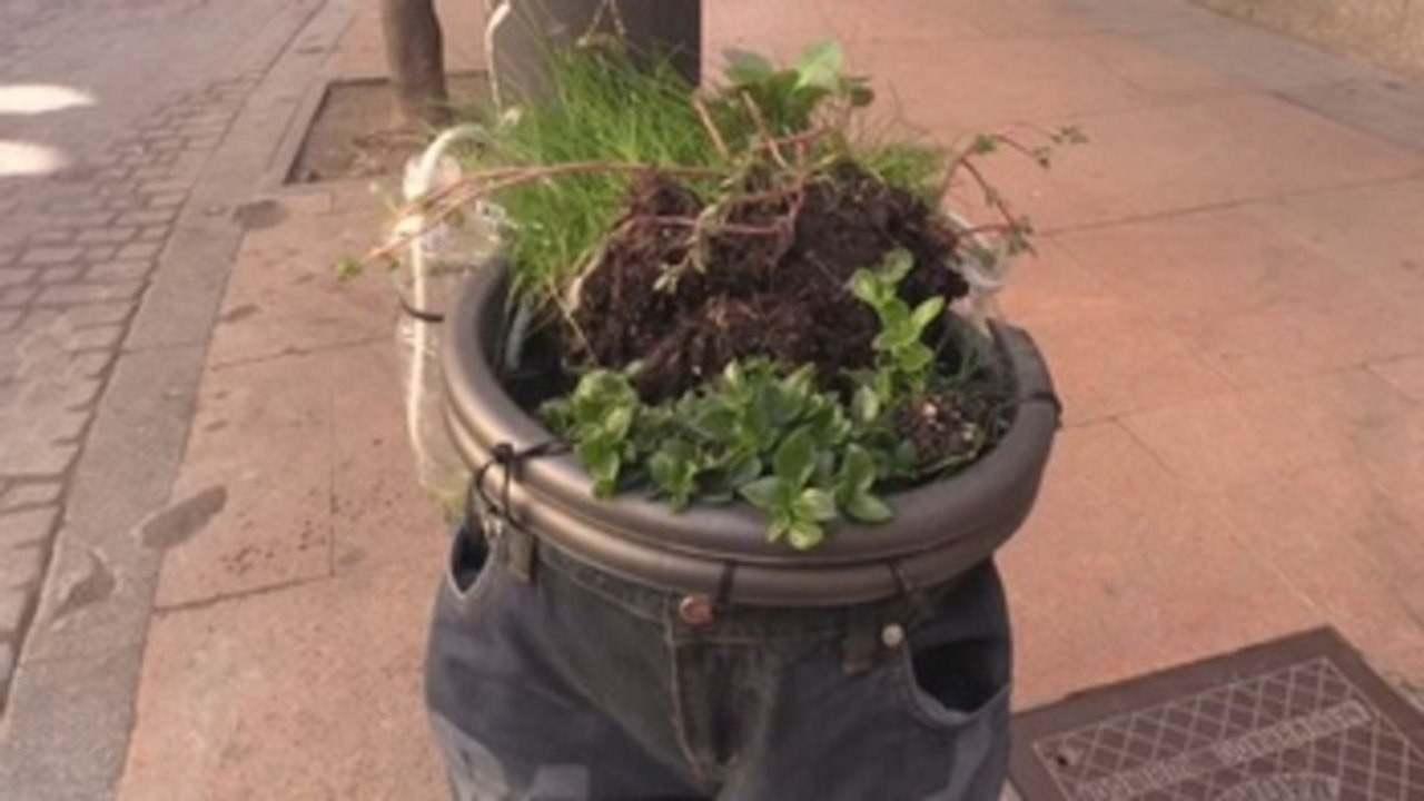 'El hombre de los pantalones' pone un toque verde a Madrid, reciclando