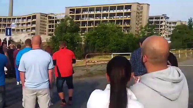 Ils frôlent le drame en assistant à la démolition d'un immeuble... Chanceux