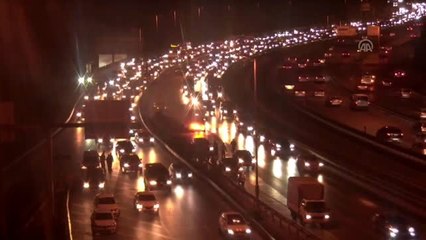Otomobilde çıkan yangına beton mikserinden çekilen suyla müdahale