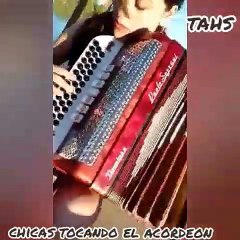 chicas hermosas tocando acordeon