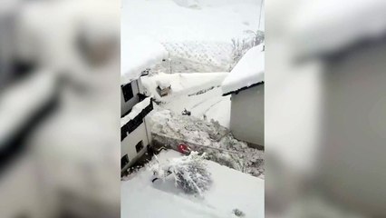 Una avalancha de nieve atraviesa un pequeño pueblo italiano