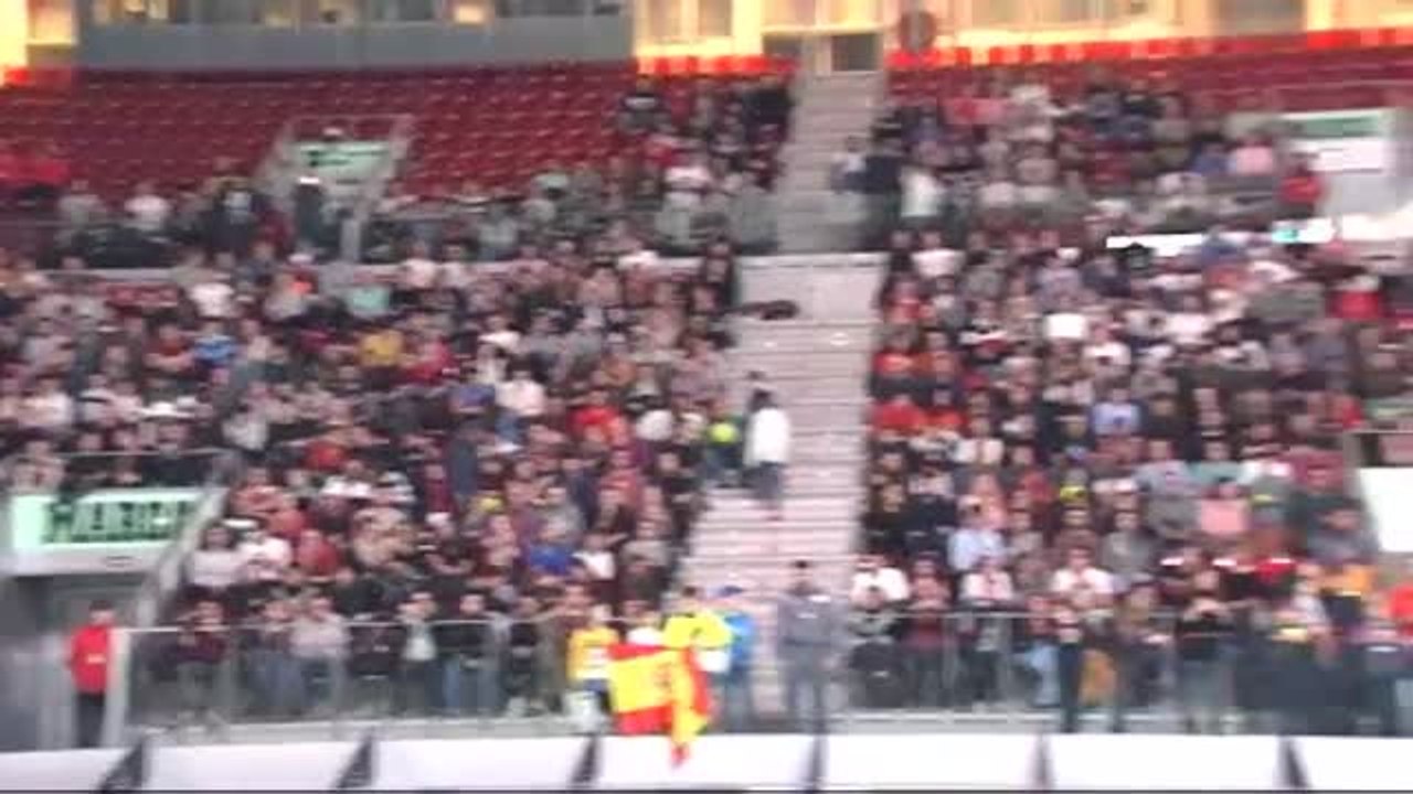 Rafa Nadal entrena en la Caja Mágica ante cientos de espectadores