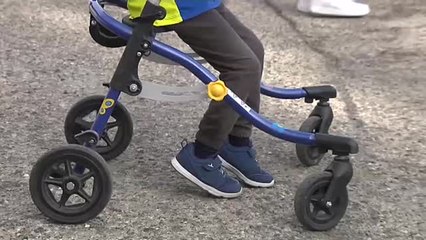 Download Video: Un niño de seis años con parálisis cerebral participa en carreras de atletismo en Valencia