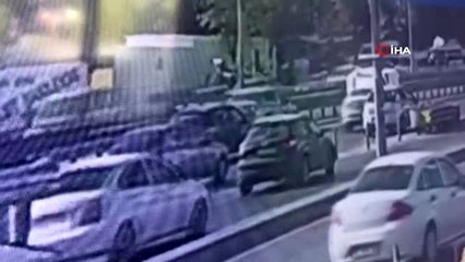 E-5'te 3 aracın karıştığı zincirleme kazada bir araç böyle takla attı