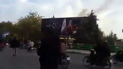 حرق صورة كبيرة لخامنئي بمدينة أصفهان (فيديو)