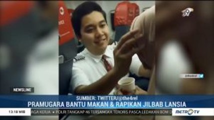 Viral, Pramugara Ini Bantu Penumpang Lansia di Pesawat