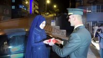Genç teğmen nişan törenine üniforma ile gelip, nişanlısına Türk bayrağı hediye etti