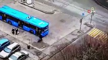 - Rusya'da halk otobüsü yaşlı kadını ve torununu ezdi