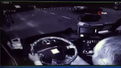 Minibüsün sürücüsü direksiyon koltuğundan böyle fırladı