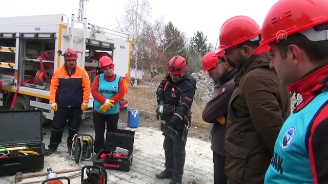 Kars'ta AFAD gönüllüleri ve ekiplerinin yaptığı deprem tatbikatı gerçeğini aratmadı - KARS