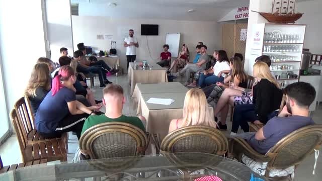 Yabancı öğrenciler, çevre bilinci oluşturmak için Kızkalesi'nde sahil temizliği yaptı