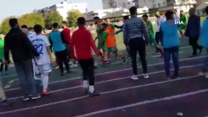 Yeşil saha karıştı, yerde yatan futbolcunun sırtına böyle tekme attı