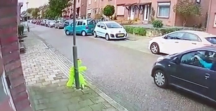 En essayant de se garer, cette voiture a heurté une autre et s’est retrouvée finalement sur le trottoir d’en face.