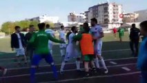 Yeşil saha karıştı, yerde yatan futbolcunun sırtına böyle tekme attı