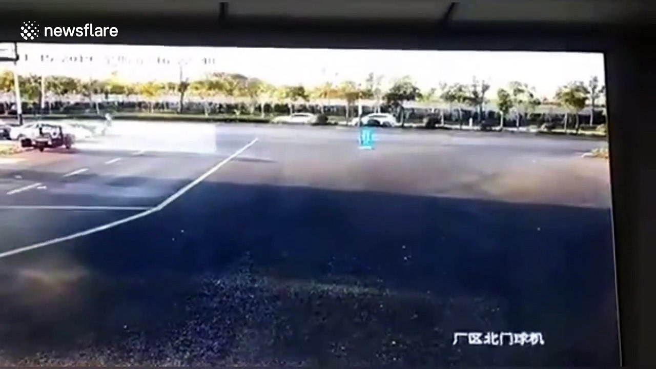 One person injured after reinforced concrete track falls during construction in eastern China