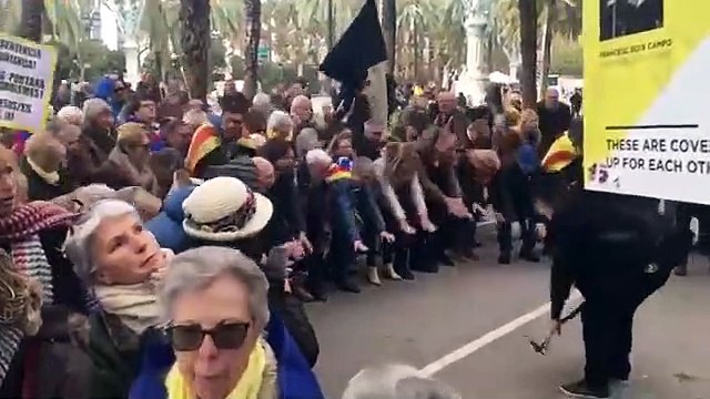 El periodista Juan Soto Ivars califica de terapia ocupacional a los manifestantes de tsunami frente a las puertas del tribunal donde declara Torra