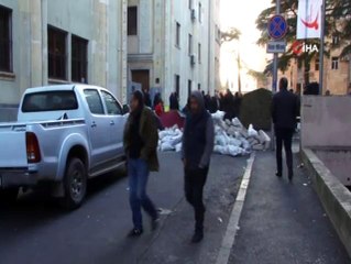 Eylemciler, Gürcistan parlamentosu önünde nöbette