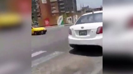 Cuando tus padres remolcan tu carrito de bebé en moto y por el centro de la ciudad