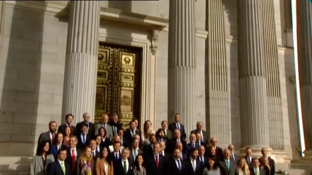 Los 52 de Vox posan para la foto de familia en el Congreso de los Diputados