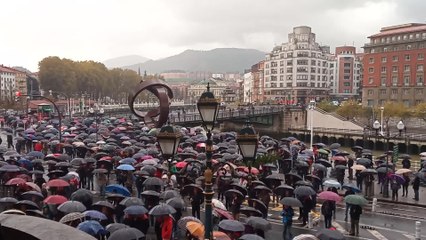 Télécharger la video: La lluvia, presente en la concentración de pensionistas en Bilbao