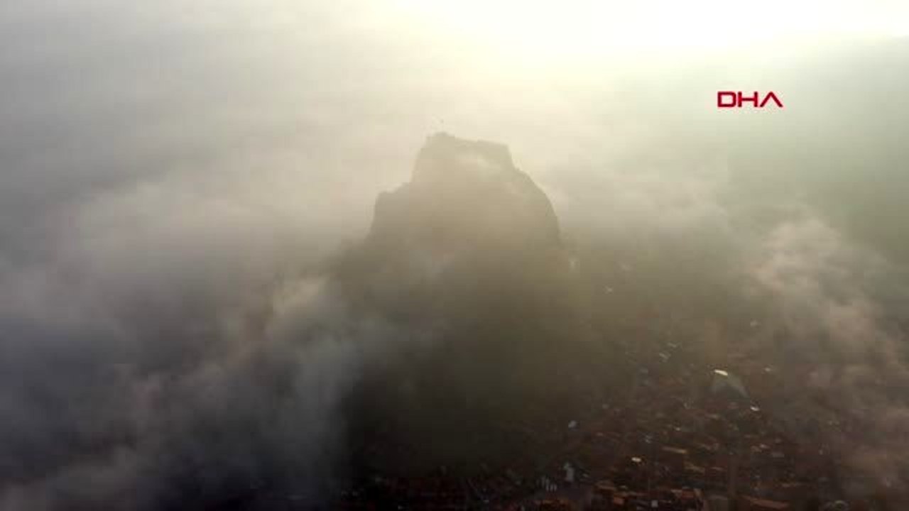 Afyonkarahisar sisli havada karahisar kalesi manzarası büyüledi