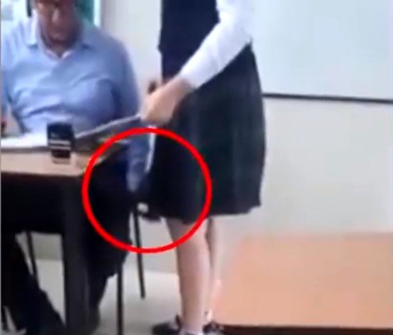 Kız öğrencisinin etek altı görüntülerini çeken öğretmen, kameralar  tarafından yakalandı - Dailymotion Video