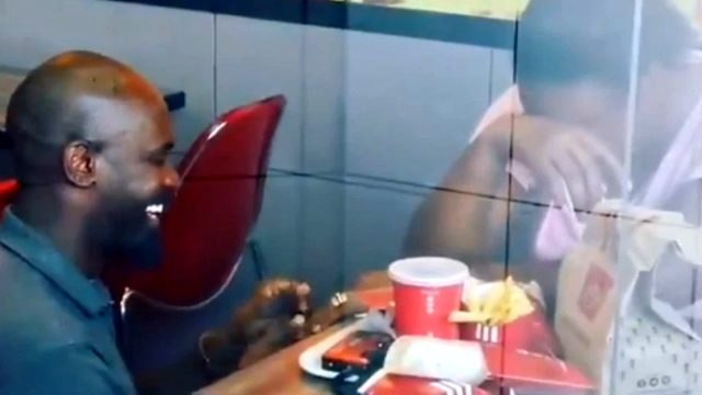 Zincir restoranda sevgilisine evlilik teklifi yapan adam sosyal medyada gündem oldu