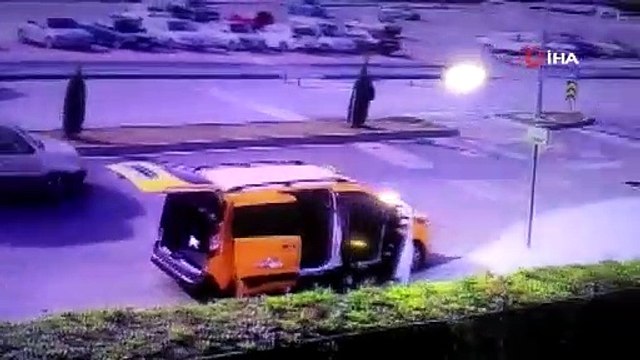 Ticari araç ile motosiklet çarpıştı; kasksız sürücü ağır yaralandı