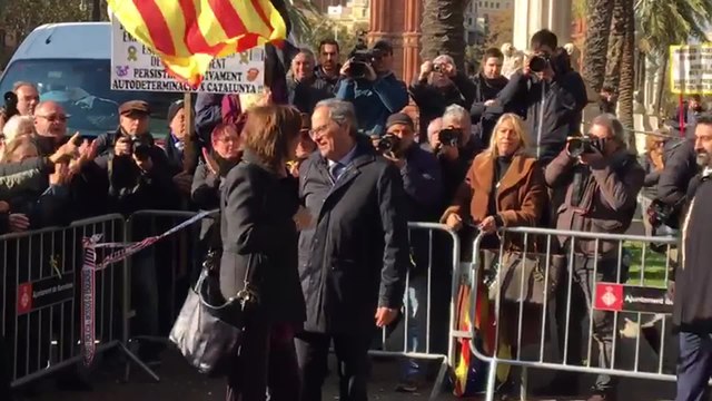 Torra y su esposa saludan a los concentrados ante el TSJC
