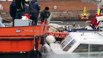 Venezia - Acqua alta, recupero imbarcazioni danneggiate (16.11.19)