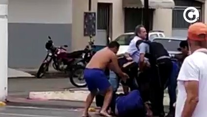 Populares imobilizam suspeito de atirar em comerciante durante assalto em Jaguaré