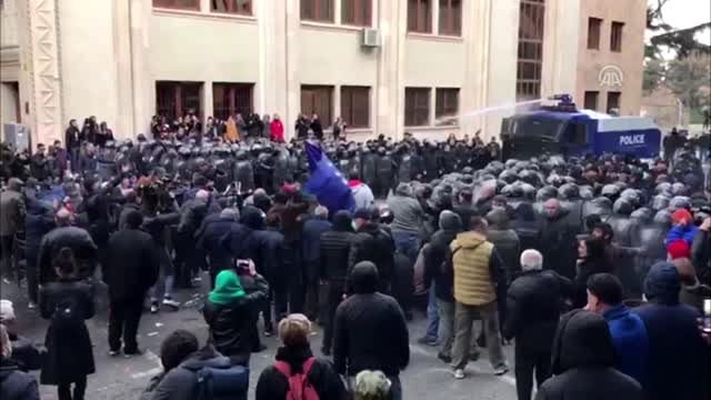 Gürcistan'da parlamentoyu kuşatan göstericilere müdahale (2)