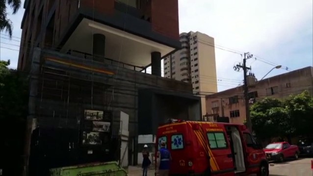 Queda de plano elevado mobiliza socorristas do Siate, na Rua Olavo Bilac