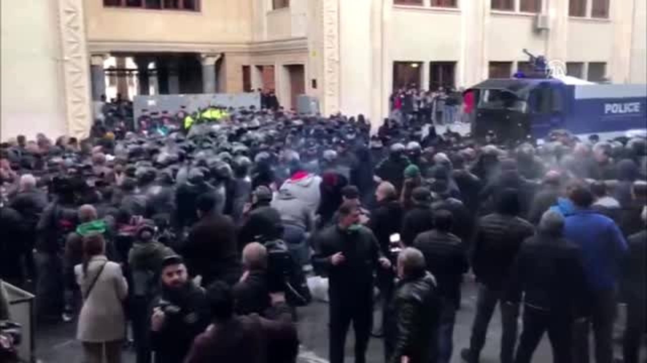Gürcistan'da parlamentoyu kuşatan göstericilere müdahale (1)