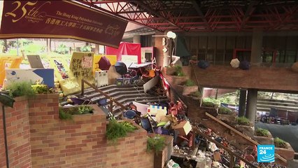 Hong Kong police tightens siege at University campus