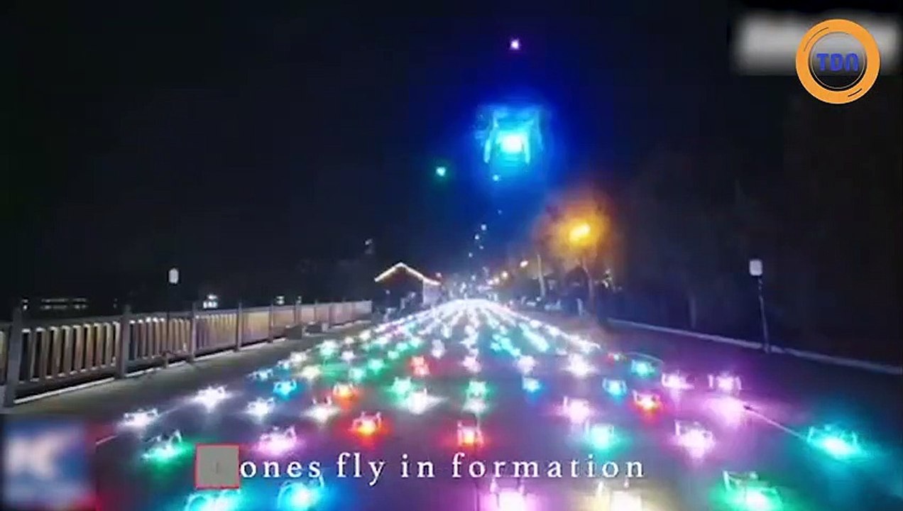 Un ballet aérien avec des drones lumineux qui forment des dessins dans le ciel